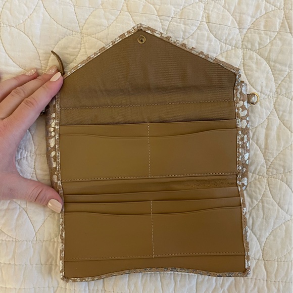 Lodis | Patterned Clutch - Picture 4 of 10